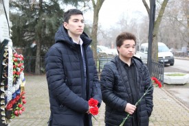 В День Героев Отечества молодые парламентарии возложили цветы к памятникам волгодонских Героев