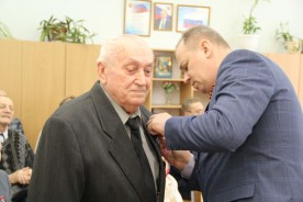 Волгодонские депутаты вручили юбилейные медали ветеранам