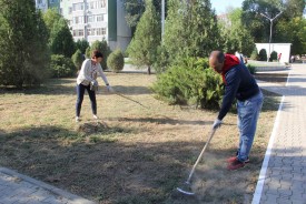 Депутаты и их помощники провели субботник возле памятника жертвам теракта
