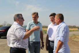 Депутаты провели мониторинг отсыпки дороги на третьем кладбище