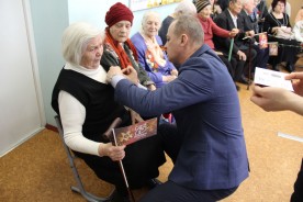 Волгодонские депутаты вручили юбилейные медали ветеранам