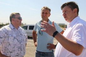 Депутаты провели мониторинг отсыпки дороги на третьем кладбище
