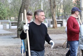 Все на субботник: депутаты вместе с избирателями приняли участие в уборке городских территорий