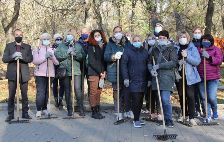 Успели убрать до первого снега: помощники депутатов приняли участие в городском субботнике