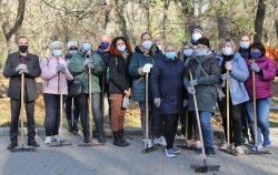Успели убрать до первого снега: помощники депутатов приняли участие в городском субботнике