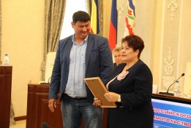 Майская Дума: юбилей депутатов, поздравление предпринимателей и рассмотрение отчета о работе прокуратуры