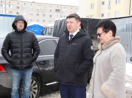 Школа 21 века: депутаты-единороссы оценили темпы строительства школы в квартале В-9