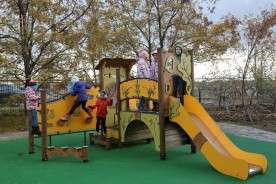 В избирательном округе №12 открылась современная детская площадка