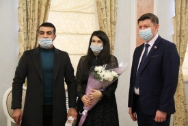 Сергей Ладанов поздравил семью первого рожденного ребенка в Волгодонске в 2022 году