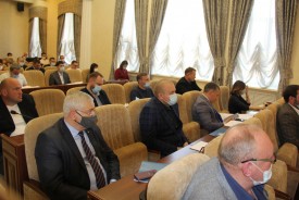 Глава Администрации Виктор Мельников представил перед депутатами отчет работы за прошлый год
