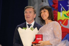 Людмила Ткаченко вручила знак “Почетный гражданин» Николаю Речкину