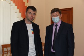 Председатель Волгодонской городской Думы – глава города вручил партбилеты «Единой России»