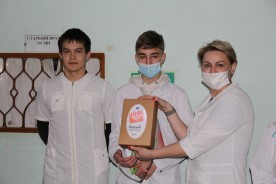 Сотрудники скорой медицинской помощи принимают поздравления 