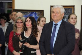 Людмила Ткаченко и депутаты посетили выставку «Вернисаж»