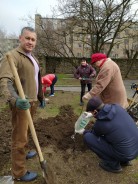 Все на субботник: депутаты вместе с избирателями приняли участие в уборке городских территорий