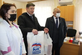 Сотрудники скорой медицинской помощи принимают поздравления 