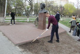 Субботники в округах: как депутаты вместе с жителями благоустраивают общественные пространства