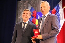 Людмила Ткаченко вручила знак “Почетный гражданин» Николаю Речкину