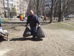 Все на субботник: депутаты вместе с избирателями приняли участие в уборке городских территорий