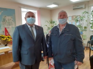 Георгий Ковалевский, депутат округа № 4, вручил чернобыльцам юбилейные медали