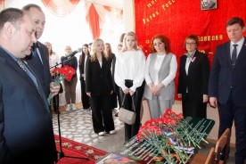 Героями не рождаются, героями становятся! В школе №9 открыли Парту Героя в честь выпускника Владислава Медведева