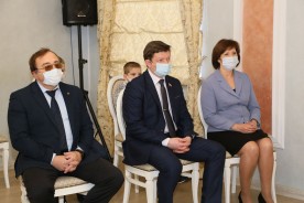 Председатель Волгодонской городской Думы-глава города вручил свидетельство о рождении первому ребёнку 2021 года