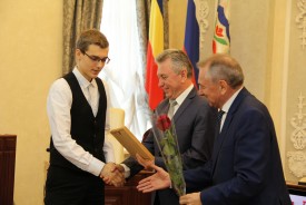 Пятнадцать одаренных детей будут получать именные стипендии
