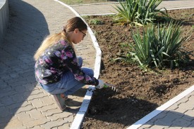 Депутаты и их помощники провели субботник возле памятника жертвам теракта