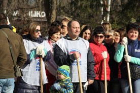 Все на субботник: аппарат Волгодонской Думы наводил порядок в парке «Победа»