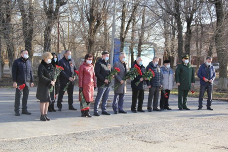 День неизвестного солдата: волгодонцы возложили цветы к братским могилам