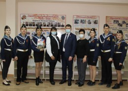 Сергей Ладанов передал ученикам «Политэка» книгу от Героя России