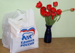 Сотрудники скорой медицинской помощи принимают поздравления 