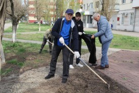 Субботники в округах: как депутаты вместе с жителями благоустраивают общественные пространства