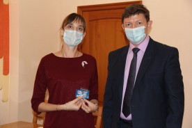 Председатель Волгодонской городской Думы – глава города вручил партбилеты «Единой России»