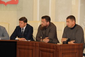 О парковках, капитальном ремонте школьных стадионов и физической подготовке учеников говорили на социальной комиссии