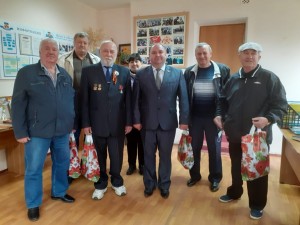 Георгий Ковалевский, депутат округа № 4, вручил чернобыльцам юбилейные медали
