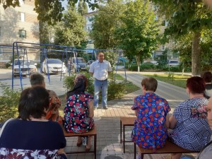 Депутат округа № 4 Думы Волгодонска Георгий Ковалевский провел встречу с жителями двора «Комфортная среда»