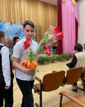 Сергей Асташкин поздравил с весенним праздником педагогов 8 округа