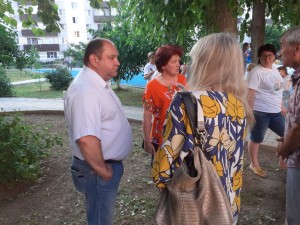 Депутат округа № 4 Думы Волгодонска Георгий Ковалевский провел встречу с жителями двора «Комфортная среда»