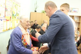 Волгодонские депутаты вручили юбилейные медали ветеранам