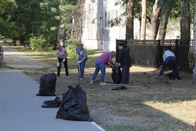 Депутаты и их помощники провели субботник возле памятника жертвам теракта