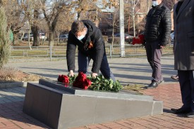 День неизвестного солдата: волгодонцы возложили цветы к братским могилам