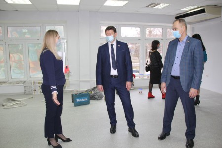 Депутаты-единороссы провели мониторинг ремонта городских библиотек