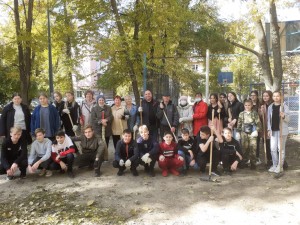 В округе № 4 Волгодонска жители вместе с депутатом дружно вышли на субботник