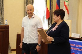 Майская Дума: юбилей депутатов, поздравление предпринимателей и рассмотрение отчета о работе прокуратуры