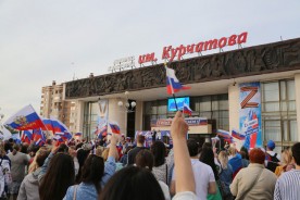 «Своих не бросаем»: тысячи волгодонцев пришли на митинг-концерт в поддержку специальной военной операции