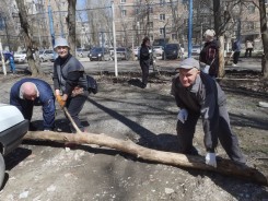 Все на субботник: депутаты вместе с избирателями приняли участие в уборке городских территорий