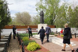 В Волгодонске возложили цветы к Стелле Победы и братским могилам