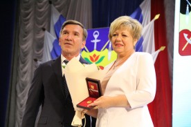 Людмила Ткаченко вручила знак “Почетный гражданин» Николаю Речкину