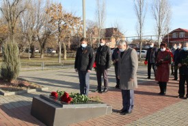 День неизвестного солдата: волгодонцы возложили цветы к братским могилам